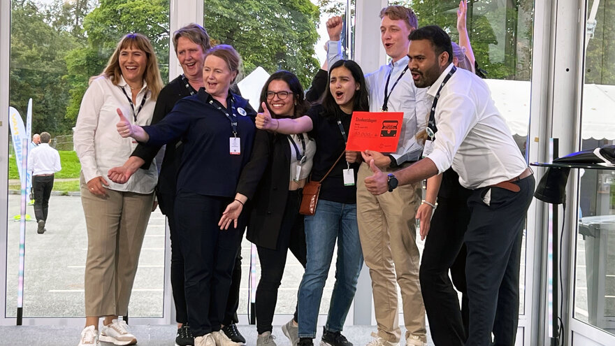 Studenter feirer seieren på Aqua Nor Student Camp sammen med juryen.