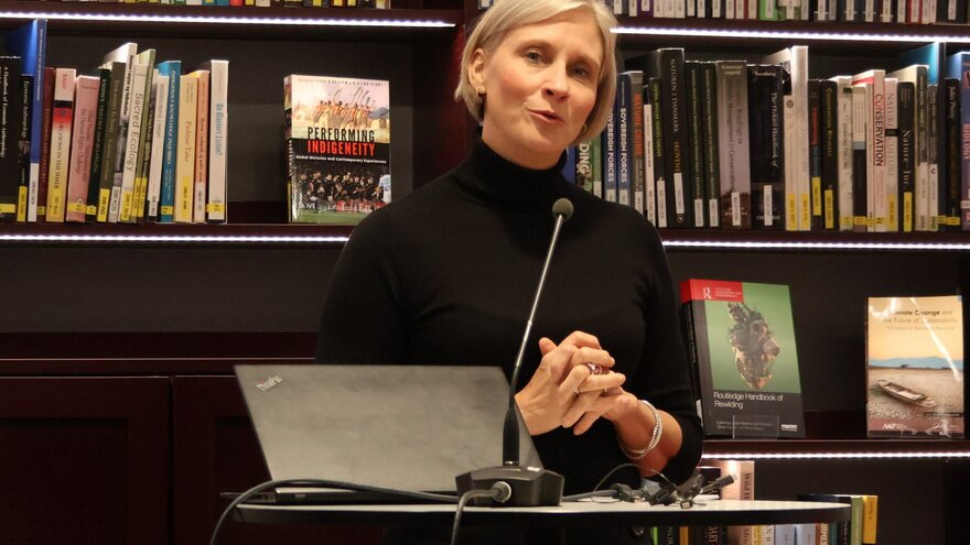 Rektor Siri Fjellheim snakker fra en talestol på biblioteket.