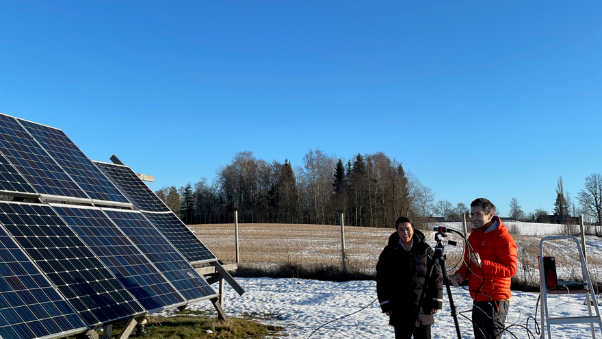 Forskere og solcellepanel