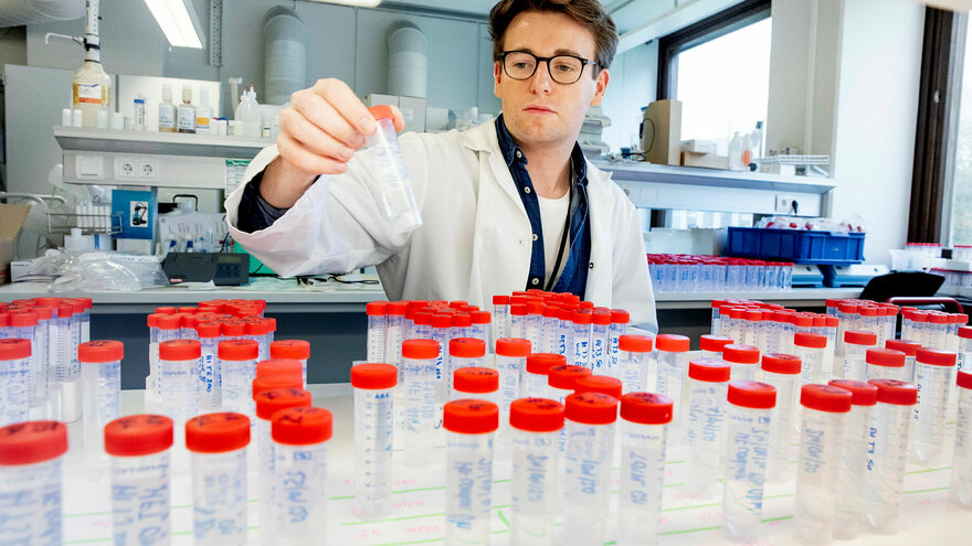 Profilbilder fra Cerad , NMBU Emil Jarosz preparing water fractionation samples from fish experiment in Solbergstrand