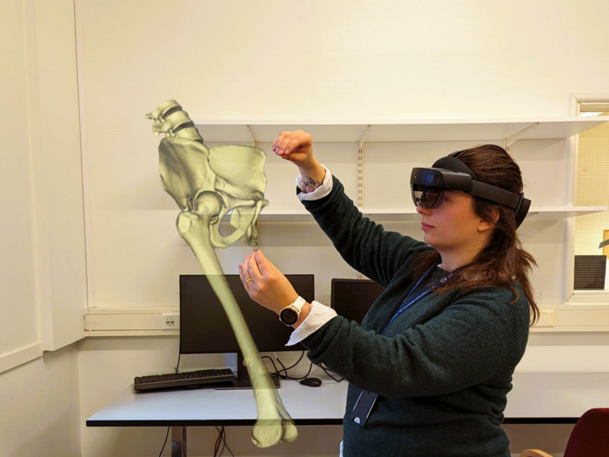 Kvinne bruker VR-briller for å visualisere et hologram av et bekken.