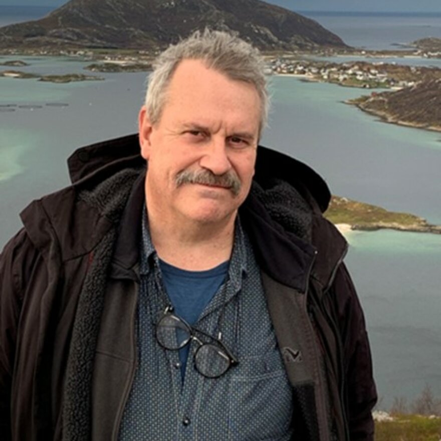 NMBU-professor Roland Kallenborn på Svalbard