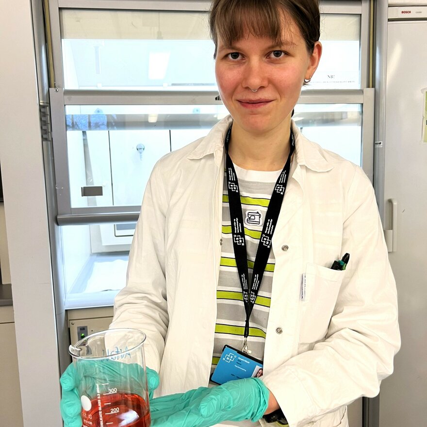 Julie Martin på laboratoriet i Bioteknologibygningen på NMBU