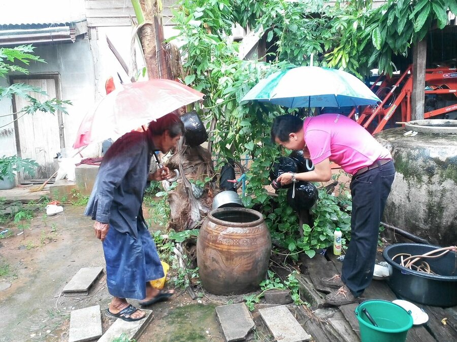 Mygglarver klekkes i slike vannbeholdere som er meget vanlige i husholdninger i Thailand og Laos. Noter den større beholderen til høyre.